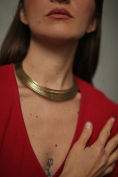 Dive into the fascinating world of our unique brass choker - a stunning accent that sensually embraces your neck. This artistic collar, crafted from various golden brass wires, presents elegance and style. The choker sits snugly around your neck, making a bold statement for those who appreciate the extraordinary. *Measurements:* Inner Diameter: 11 cm Outer Diameter: 14 cm Width: 3 cm *Material:* 100% Brass, 100% Handcrafted Our jewelry is meticulously crafted by traditional hand methods, without Brass Choker, Cuff Necklace, Neck Rings, Neck Jewellery, Necklace Jewelry, Rings Statement, Solid Brass, Charm Necklace, Hippie Boho