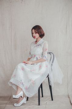 Elegant Hanbok For Spring Wedding, Elegant Wedding Hanbok For Spring, Elegant White Hanbok For Spring, Elegant Fitted White Hanbok, Traditional Spring Wedding Hanbok, Fitted Hanbok For Spring Wedding, Spring Wedding Hanbok, Traditional Spring Organza Dress, Classy Floral Dress