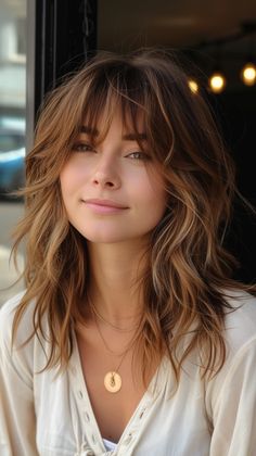 Create an unforgettable look with 15 hairstyles designed to complement the oval face shape perfectly. Hairstyles For Oval Faces, Rambut Brunette, Oval Face Haircuts, Oval Face Hairstyles, Long Hair With Bangs, Oval Faces, Medium Length Hair Cuts, Brunette Hair