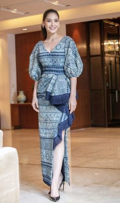 Kebaya Wisuda Graduation, Modern Filipiniana Outfit Classy, Dress Batik Hijab, Batik Dress Design, Dress Batik Modern Fashion Style, Modern Batik Dress, Batik Fashion Modern, Dres Batik