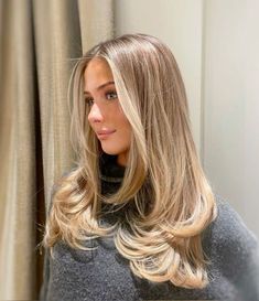 Beautiful Girl Hair Inspiration Blonde Balayage, Honey With Blonde Highlights, Aspen Ovard Hair, Oat Blonde Hair, Lived In Color Blonde, Blondish Brown Hair Balayage, Old Money Hair Women, Blonde To Natural Color Before And After, Dirty Blonde Hair Medium Length