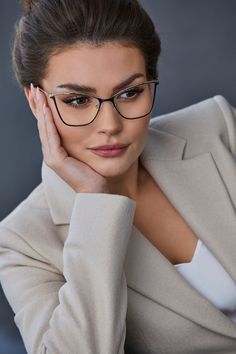 Czarne oprawki korekcyjne w kształcie kociego oka. Oprawki Bergman Eyewear ze złotymi elementami. 2024 Eye Glasses Trends, Cute Glasses Frames, Classy Glasses, Glasses Inspiration, Glasses For Your Face Shape, Glasses Trends, Eyewear Trends, Women Glasses, Cute Glasses