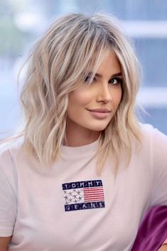 Tmavý Blond, Blonde Hair With Dark Roots, Hair With Dark Roots, Blonde Hair With Roots, Cute Layered Haircut Mid Length, Layered Haircut Mid Length, Haircut Mid Length, Cute Layered Haircut, Dark Roots Blonde Hair