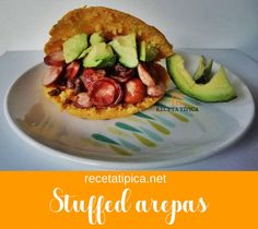 a plate with an avocado and strawberries sandwich on it that says recetatipica net stuffed areas