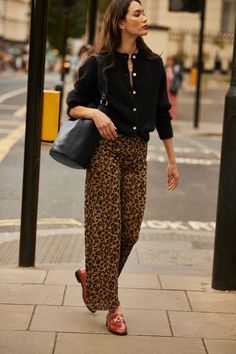 Plaid Pants Outfit Women, French Fall Outfits, Balzac Paris, Looks Jeans, Style Parisienne, Fashionable Work Outfit, English Fashion, Leopard Print Pants, Petite Style