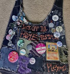 #diy #hole #jackoffjill #pistacia #pleymo #nancyspungen #badyear #punk #punkbag #patchbag #pokemon #slutever Diy Pin Ideas Punk, Punk School Outfits, Punk Outfits Diy, Diy Punk Pins, Diy Bag Ideas, Diy Fabric Bag, Punk Bag Diy, Punk Clothing Diy, Eco Punk Aesthetic