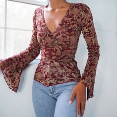 Bell Sleeve Top Aesthetic, Bell Long Sleeve Top, Vintage Bell Sleeve Top, Fancy Long Sleeve Top, Y2k Bell Sleeve Top, Summer Long Sleeve Tops, Paisley Top Outfit, Bell Sleeves Outfit, Fitted Shirt Outfit