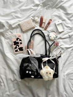 Decorated Bags, Inside My Bag, Backpack Accessories, Handbag Essentials, What In My Bag, Pretty Bags, Instagram Life, Essential Bag, Fashion Design Clothes