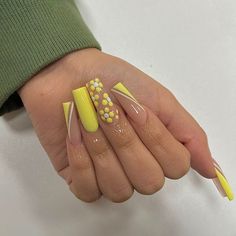 Spring Acyrilics Nails, Medium Spring Nails, Nail Ideas For Spring Acrylic, Long Spring Nails, Long Nails Spring, Yellow Spring Nails, Simple And Cute Nails, Yellow Toes, Nails Ideas For Summer