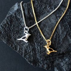 This dainty Sparrow pendant necklace is available in three stunning finishes: sterling silver 925 or 24K, 18K gold plated. Crafted from high-quality, nickel-free, cadmium-free, and lead-free materials, this charming bird necklace is a perfect nature-inspired accessory for any occasion. The Sparrow measures 11mm in height and 13mm in width ( 0.4'' x 0.5'' ), making it a delicate yet eye-catching piece of jewelry. Choose between a sterling silver chain or a gold-plated silver chain, both included Seashell Heart, Silver Bird, Pendant Necklace Gold, Necklace Elegant, Bird Necklace, Bird Pendant, Bird Jewelry, Glass Pendant Necklace, Agate Necklace