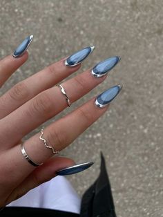 Space Themed Nails Aesthetic, Chrome Winter Nails 2024, Midnight Chrome Nails, Simple But Effective Nails, Cool Chrome Nail Designs, Dark Color Nail Art, Dual Chrome Nails, Blue Silver Chrome Nails, Chrome Water Drop Nails