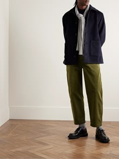 EXCLUSIVE AT MR PORTER. De Bonne Facture's 'Balloon' trousers are inspired by vintage workwear. Named for their relaxed cut that curves subtly through the legs, they've been made from soft cotton-corduroy at atelier Arthur in Paris. This product was Locally Made. Find out more about our Craftsmanship Code here. Mens Linen Jacket Outfit, Men’s Officewear, Japanese Business Casual Men, Normcore Mens Fashion, Japanese Mens Style, Gardener Outfit Men, Paris Men Outfit, Male Autumn Outfit, Japanese Men’s Fashion