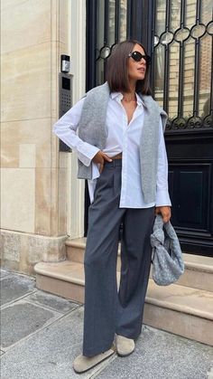 Grey Trousers Outfit Women, Birkenstock Clog Outfit, Birkenstock Boston Outfit, Vinter Mode Outfits, Boston Outfits, Birkenstock Outfit, Boston Fashion, Fest Outfits