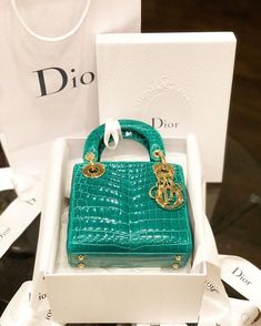 Luxury Lifestyle Home, Bracelet Dior, Luxury Purses, Fancy Bags, Pretty Bags, Money Bag, Cute Bags, Lady Dior Bag, Luxury Accessories