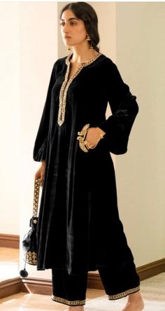 Velvet Suit Stitching Design, Velvet Anarkali Suits Weddings, Velvet Pakistani Outfit, Valvet Suite Design Simple, Velvet Kurta Designs, Plain Velvet Suit Design