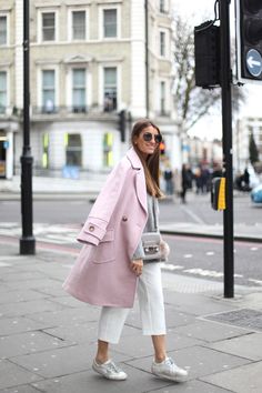 Style Culottes, Light Pink Coat, White Pants Casual, Mode Rose, White Crop Pants