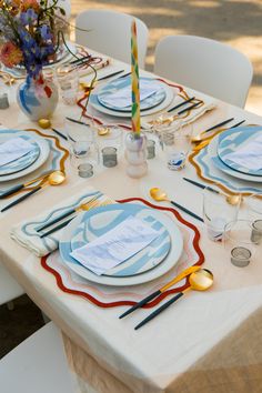 How does Mother Nature pull off the mix of sunset pinks, purples and oranges with a landscape’s lush blues and greens? A neutral backdrop, of course. The Colorblock Tablecloth takes inspiration from the beach with its sandy tones and dune-like strokes. The linen fabric sets the stage for every piece in the Colorblock Collection—and, not to mention, your meal!—to shine. Table Tip: Want a *really* beachy feel? Scrunch the Colorblock Tablecloth when it’s wet, then lay it out to dry for a gauzy crin Dessert And Drink Table, Round Table Tablecloth Ideas, Sari Photography, Pastel Table Setting, Table Plate Setting, Chic Tablescape, Fabric Sets, Neutral Backdrop, Wedding Tablecloths