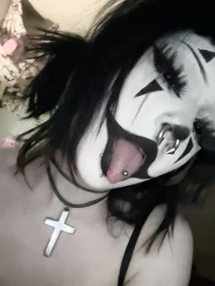 Cute Juggalo Makeup, Black Clown Outfit, Icp Makeup Juggalo, Juggalo Makeup Faces, Emo Clown Makeup, Juggalo Outfit, Icp Clown Makeup, Alt Clown Makeup, White Goth Makeup