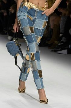 Återvinna Jeans, Vestiti In Jeans, Moschino Fashion, Denim Outfits, Denim Ideas, Embellished Jeans, Milan Fashion Weeks, Denim Design, Milan Fashion