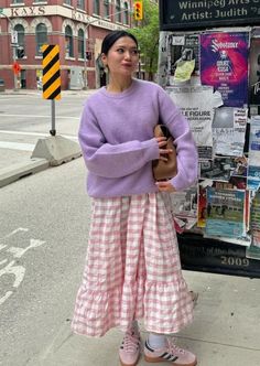 Pink Tshirt Street Style, Purple Fall Asthetic, Fall Outfits Colourful, Summer Colours Outfits, Sneakers And Skirts Outfit, Colorful Loafers Outfit, Winter Colourful Outfits, Pink Aesthetic Winter Outfit, Colourful Casual Outfits