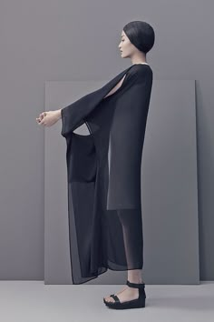 // LESS, S/S 2014 Sculptural Fashion, Women In Black, Black Clothing, Futuristic Fashion, Inspiration Mode, Minimal Fashion, Fashion Details, Fashion Photo, Minimalist Fashion