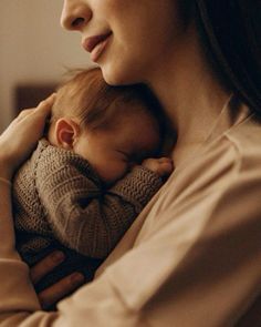 Mama And Newborn Photography, Newborn Lifestyle Family Photos, Neutral Family Newborn Pictures, Newborn Couple Photography, Diy Mom And Baby Photos, Modern Fall Family Photos, Mommy And Infant Photo Shoot, Newborn Photography Boy With Mom, Newborn Family Photos At Home Lifestyle Photography