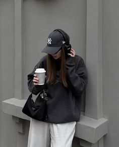 New Era Cap Outfit Woman, Outfits With Caps For Women, La Hat Outfit, Yankees Cap Outfit, Black Cap Outfit, Cap Women Outfit, New Era Outfit, Cap Outfits For Women, Headphone Outfit