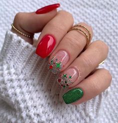 Short Green Christmas Nails, Red And Green Glitter Nails, Casual Christmas Nails, Grinch Nail Ideas, Simple Grinch Nails, Classic Christmas Nails, Green Christmas Nail Ideas, Red And Green Christmas Nails, Green Christmas Nail