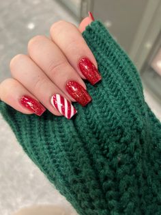 Christmas Nail Designs Not Acrylic, Christmas Nails Inspo Red, Red Candy Cane Christmas Nails, Nail Ideas Simple Christmas, Xmas Nails Candy Canes, Easy Nail Art For Christmas, Christmas Nails Red Candy Cane, Candy Came Nails Design, Christmas Nail Candy Cane