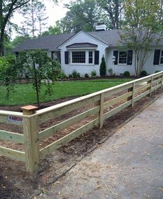 Simple Front Yard Fence, Property Line Fence Ideas, Fence Around House, Property Fence Ideas, Ranch Style Fence, Front Yard Fence Ideas, Farmhouse Fence, Building A Chicken Run, Driveway Fence