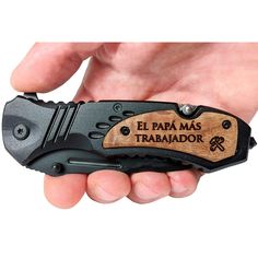 a person holding a knife in their hand that says el papa mas trabador