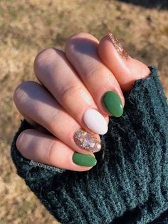 End Of Summer Gel Nails, Classy Nails Ombre, Green And Glitter Nails, Nail Designs Goth, St Patricks Nails, Nail 2023 Summer, Elegant Nails Classy, Nail Inspo Halloween, White Nails Ideas