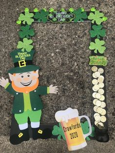 a st patrick's day photo frame made out of paper