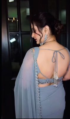 the back of a woman's dress is shown