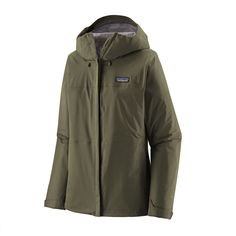 Don't let the rain spoil your plans. This durable Patagonia jacket is waterproof and windproof  thanks to 3-layer construction. It also packs into its own pocket so it's easy to toss in your pack. Iceland Shopping, Safari Packing List, Patagonia Torrentshell, Waterproof Jacket Women, 50% Logo, Tanzania Safari, Rain Jacket Women, Pine Needles, Waterproof Jacket