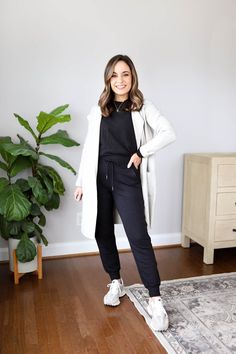 Petite-friendly joggers outfits | athleisure outfits | late winter outfits | early spring athleisure Late Winter Outfits, Outfits With Joggers, Joggers Outfit Fall, Athleisure Outfits Casual, Styling Sweatpants, Jogger Outfit Casual, Womens Joggers Outfit, Joggers Outfit Women, Athleisure Outfits Spring