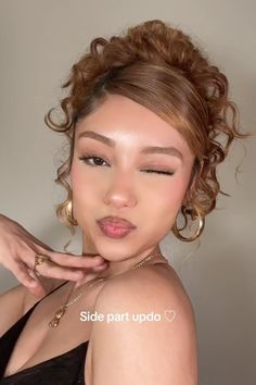 Makeup And Curly Hair, Short Curly Homecoming Hairstyles, Clip Up Hairstyles Curly Hair, Tiana Inspired Hairstyle, 20 Birthday Hairstyle, Prom Hairstyles Up Do, Loose Bun Curly Hair, Prom Hair For Short Curly Hair, High Ponytail Hairstyles Curly