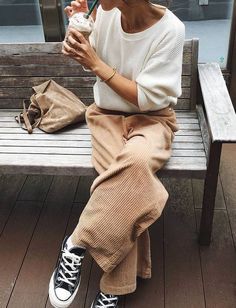 Causal weekend or rainy day outfit inspo Street Style Vintage, Looks Street Style, Olivia Palermo, Pantalon Large, Gigi Hadid, Looks Style