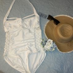 Sexy, Underwire, White Nwt Ashley Graham Swimsuit Aesthetic Swimsuit, Orange One Piece, Plus Size One Piece, Bandeau Swimsuit, Black One Piece Swimsuit, Monokini Swimsuits, Boss Black, Ashley Graham, Black One Piece