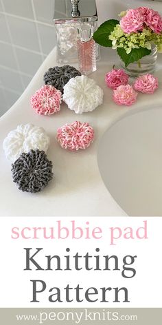 crocheted flowers are on the counter in front of a sink with text overlay that reads scrubbie pad knitting pattern