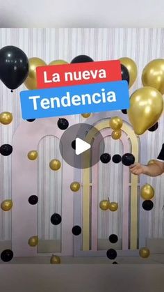 a man standing in front of balloons and a sign that says la nueva tenddencia