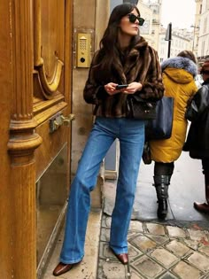 Moda Over 40, Popular Jeans, Flare Jeans Outfit, Black Bootcut Jeans, Chique Outfit, Jeans Trend, Looks Jeans, Look Jean, French Girls