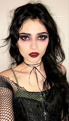 Witch Make Up Halloween Makeup Ideas, Vampire Costume Aesthetic Makeup, Halloween Makeup Vampire Pretty, Vampire Princess Makeup, Twilight Vampire Costume, Vampire Costume Hair, Hot Vampire Makeup Halloween, Aesthetic Vampire Makeup, Pretty Vampire Makeup