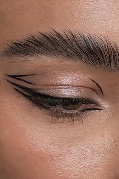 Ideas For Eyeliner, Idea For Eyeliner, Two Eyeliner Makeup, Make Up Eyeliner Ideas, Make Up Ideas Eyeliner, Makeup Trends 2022 Fall, Eyes Liner Styles, Make Up With Eyeliner, Makeup Looks With Eyeliner