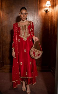 Bari Dresses Pakistani, Karwachauth Look Suit, Heena Kochhar Suits, Jago Outfit Punjabi, Red Suit Design, Pakistani Suit Design, Sabyasachi Dresses, Handwork Dress, Garara Suit