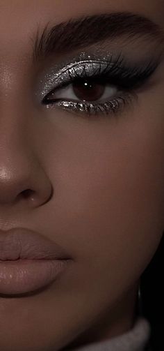 Brown Smokey Eye With Silver Glitter, Prom Eye Shadow, Makeup Ideas For Black And White Outfit, Sliver Eyeshadow Prom, 18th Bday Makeup, Cute Silver Makeup Looks, Silver Eyeshadow Makeup Looks, Brown Eyes Silver Makeup, Silver Prom Makeup For Brown Eyes