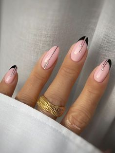 geometric black french tips French Manicure Designs Oval Nails, Oval French Nails Design, Black Oval Acrylic Nails, French Nails Ideas Almond, Black French Tip Nails Coffin, Short Oval Nails Designs, Black French Nail Designs, Oval Nails Ideas, Oval Nails Inspiration