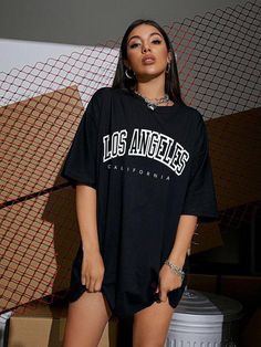 Printed Tshirt Women, Los Angeles Street, Streetwear Mode, Drop Shoulder Tee, Tee Outfit, Trendy Tshirts, Oversized Tee, Black Tee, Drop Shoulder