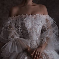 Old Dress Aesthetic, Soft Victorian Aesthetic, Princess Academy, Feyre Archeron, Frocks And Gowns, Harry Potter Wedding