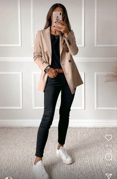 Style Beige Blazer, Blazer Outfits Smart Casual, Smart Casual Women Outfits Winter, Beige Blazer Business Casual, Stone Jeans Outfit, Classic Style Spring, Stone Blazer Outfits Women, Jeans And Beige Blazer Outfit, Oversized Cream Jacket Outfit